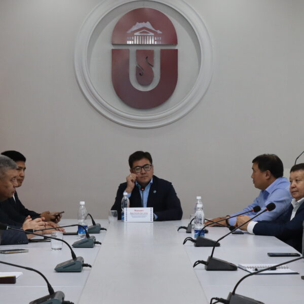 В рамках мониторинговых работ председатель ФПСК Мурадил Джумадилде уулу встретился с трудовым коллективом ОшГУ