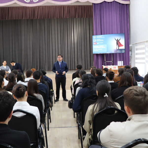 Председатель ФПСК Мурадил Джумадилде уулу принял участие в открытом уроке по трудовым правам “Я знаю свои трудовые права”